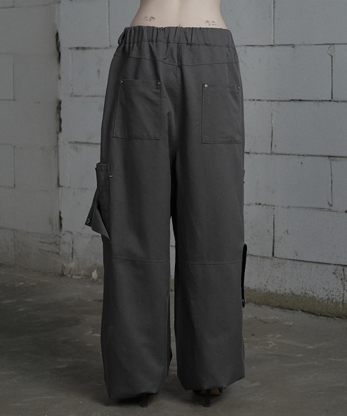 ETRE AU SOMMET(エトレオソメ)の「Belted Two-Pocket Cutline Oversized Pants (Charcoal)(その他パンツ・レディース・チャコールグレー・FREE)」の3枚目の写真
