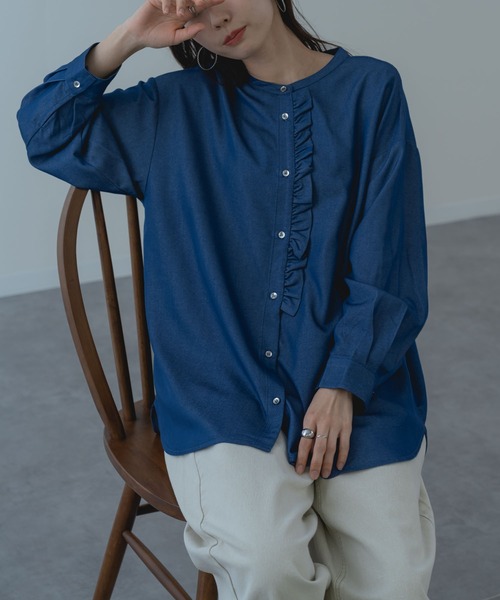 ANNA LUNA(アンナルナ)の「【ANNA LUNA】フロントフリル がポイントの バンドカラー チュニック(シャツ/ブラウス・レディース・ネイビー/オフホワイト/サックスブルー・MEDIUM)」の1枚目の写真