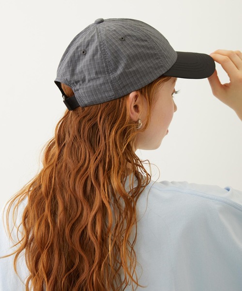 MILKFED.(ミルクフェド)の「CUT OUT LOGO PLAID NYLON CAP(キャップ・レディース・ライトブルー/オフホワイト/チャコール・ONE SIZE)」の6枚目の写真