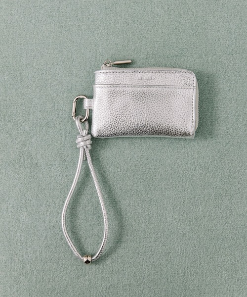 Beau're(ヴュレ)の「BEAURE カウレザー ハンドストラップ付き バイカラー フラグメント ケース(パスケース・レディース・アイボリー/ブラック/グレイッシュベージュ/ライラック/ペールイエロー/ピンクベージュ/ブラック×ブラック/ブルー/シルバー/シルバー系その他・FREE)」の10枚目の写真