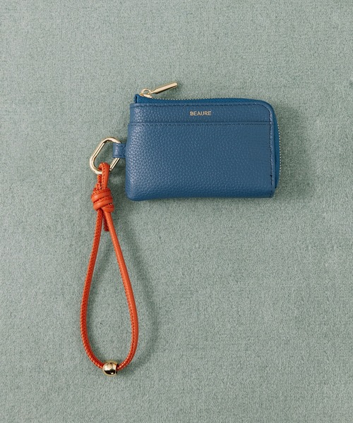 Beau're(ヴュレ)の「BEAURE カウレザー ハンドストラップ付き バイカラー フラグメント ケース(パスケース・レディース・アイボリー/ブラック/グレイッシュベージュ/ライラック/ペールイエロー/ピンクベージュ/ブラック×ブラック/ブルー/シルバー/シルバー系その他・FREE)」の5枚目の写真