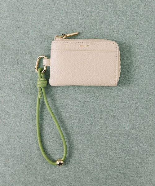 Beau're(ヴュレ)の「BEAURE カウレザー ハンドストラップ付き バイカラー フラグメント ケース(パスケース・レディース・アイボリー/ブラック/グレイッシュベージュ/ライラック/ペールイエロー/ピンクベージュ/ブラック×ブラック/ブルー/シルバー/シルバー系その他・FREE)」の2枚目の写真