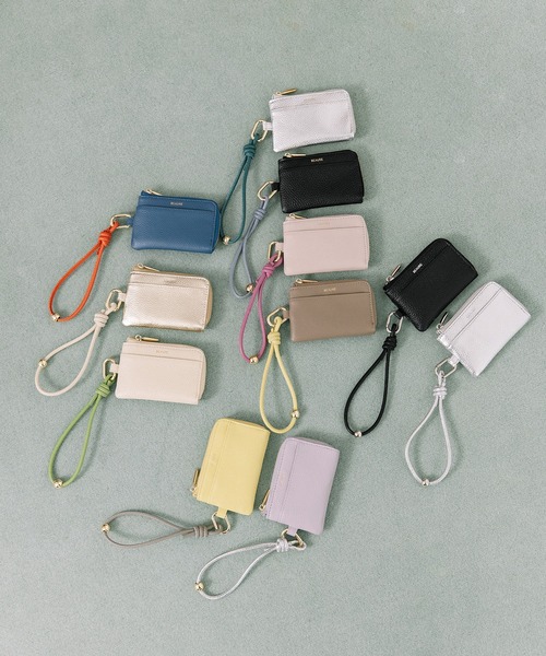 Beau're(ヴュレ)の「BEAURE カウレザー ハンドストラップ付き バイカラー フラグメント ケース(パスケース・レディース・アイボリー/ブラック/グレイッシュベージュ/ライラック/ペールイエロー/ピンクベージュ/ブラック×ブラック/ブルー/シルバー/シルバー系その他・FREE)」の12枚目の写真