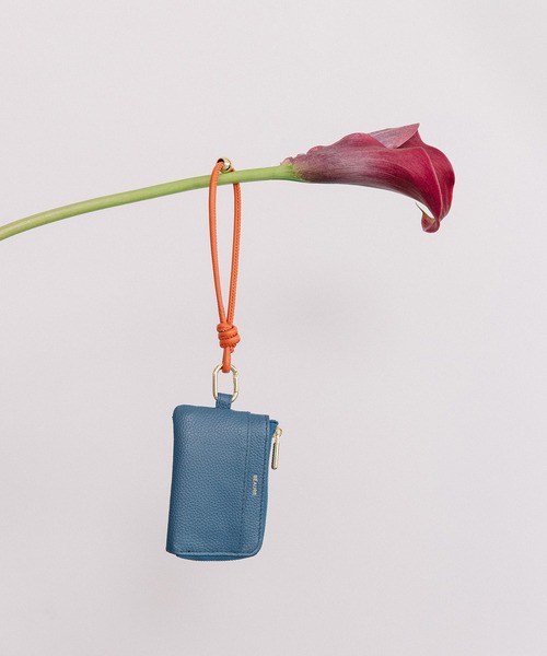 Beau're(ヴュレ)の「BEAURE カウレザー ハンドストラップ付き バイカラー フラグメント ケース(パスケース・レディース・アイボリー/ブラック/グレイッシュベージュ/ライラック/ペールイエロー/ピンクベージュ/ブラック×ブラック/ブルー/シルバー/シルバー系その他・FREE)」の20枚目の写真