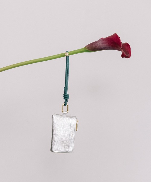 Beau're(ヴュレ)の「BEAURE カウレザー ハンドストラップ付き バイカラー フラグメント ケース(パスケース・レディース・アイボリー/ブラック/グレイッシュベージュ/ライラック/ペールイエロー/ピンクベージュ/ブラック×ブラック/ブルー/シルバー/シルバー系その他・FREE)」の21枚目の写真