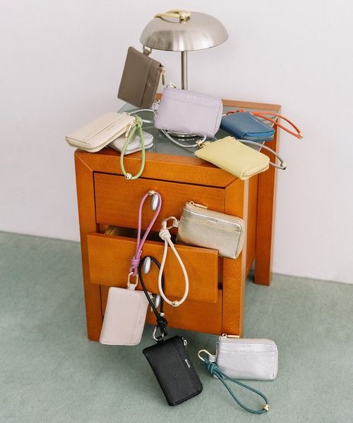 Beau're(ヴュレ)の「BEAURE カウレザー ハンドストラップ付き バイカラー フラグメント ケース(パスケース・レディース・アイボリー/ブラック/グレイッシュベージュ/ライラック/ペールイエロー/ピンクベージュ/ブラック×ブラック/ブルー/シルバー/シルバー系その他・FREE)」の11枚目の写真