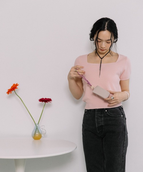 Beau're(ヴュレ)の「BEAURE カウレザー ハンドストラップ付き バイカラー フラグメント ケース(パスケース・レディース・アイボリー/ブラック/グレイッシュベージュ/ライラック/ペールイエロー/ピンクベージュ/ブラック×ブラック/ブルー/シルバー/シルバー系その他・FREE)」の14枚目の写真