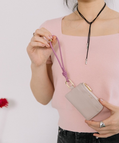 Beau're(ヴュレ)の「BEAURE カウレザー ハンドストラップ付き バイカラー フラグメント ケース(パスケース・レディース・アイボリー/ブラック/グレイッシュベージュ/ライラック/ペールイエロー/ピンクベージュ/ブラック×ブラック/ブルー/シルバー/シルバー系その他・FREE)」の13枚目の写真