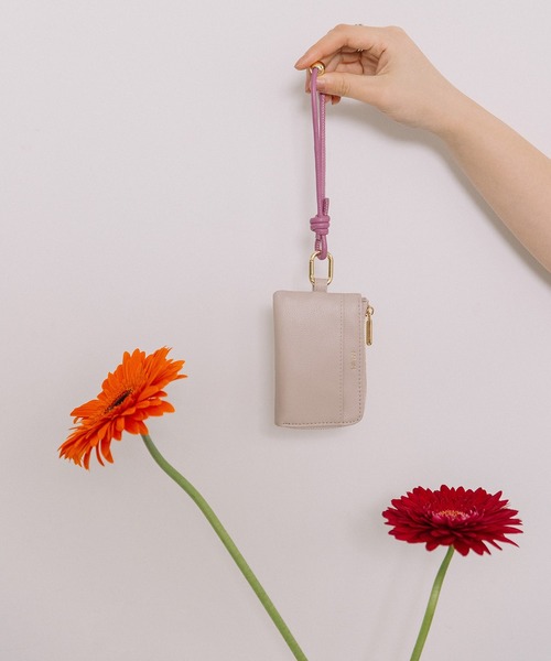 Beau're(ヴュレ)の「BEAURE カウレザー ハンドストラップ付き バイカラー フラグメント ケース(パスケース・レディース・アイボリー/ブラック/グレイッシュベージュ/ライラック/ペールイエロー/ピンクベージュ/ブラック×ブラック/ブルー/シルバー/シルバー系その他・FREE)」の15枚目の写真