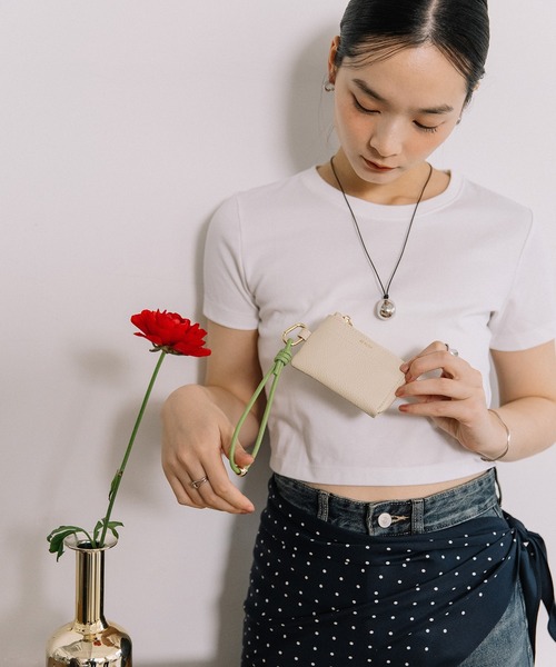 Beau're(ヴュレ)の「BEAURE カウレザー ハンドストラップ付き バイカラー フラグメント ケース(パスケース・レディース・アイボリー/ブラック/グレイッシュベージュ/ライラック/ペールイエロー/ピンクベージュ/ブラック×ブラック/ブルー/シルバー/シルバー系その他・FREE)」の17枚目の写真