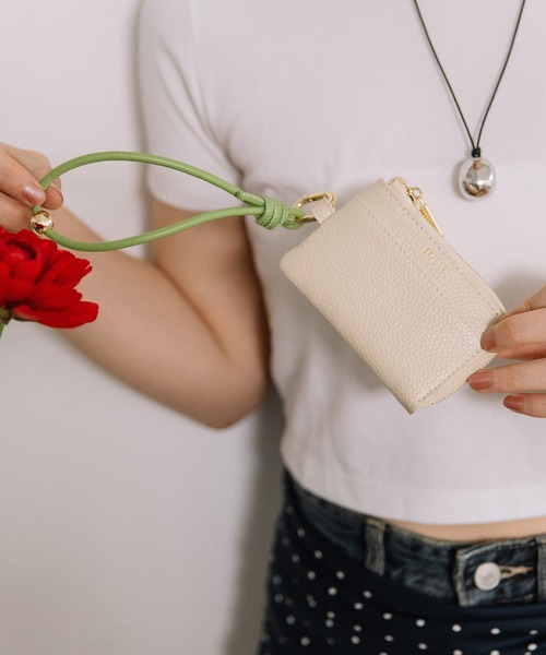 Beau're(ヴュレ)の「BEAURE カウレザー ハンドストラップ付き バイカラー フラグメント ケース(パスケース・レディース・アイボリー/ブラック/グレイッシュベージュ/ライラック/ペールイエロー/ピンクベージュ/ブラック×ブラック/ブルー/シルバー/シルバー系その他・FREE)」の16枚目の写真