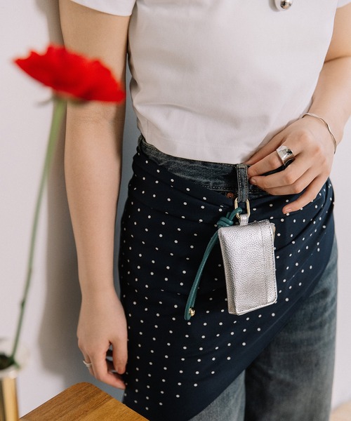 Beau're(ヴュレ)の「BEAURE カウレザー ハンドストラップ付き バイカラー フラグメント ケース(パスケース・レディース・アイボリー/ブラック/グレイッシュベージュ/ライラック/ペールイエロー/ピンクベージュ/ブラック×ブラック/ブルー/シルバー/シルバー系その他・FREE)」の18枚目の写真