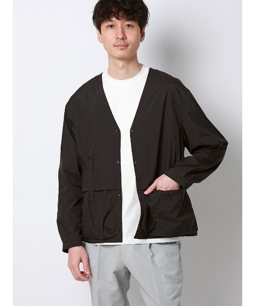 SUIT SQUARE（スーツスクエア）の「FLAT Vカラーアウター ウォッシャブル UVカット 軽量 ナイロンワッシャー 無地（その他アウター・メンズ・ブラック/ブルー・M/L）」の2枚目の写真