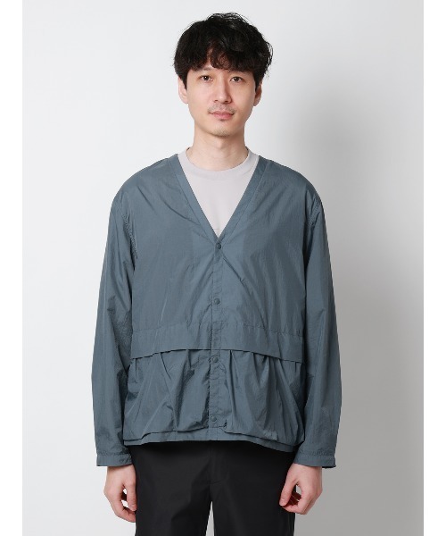 SUIT SQUARE（スーツスクエア）の「FLAT Vカラーアウター ウォッシャブル UVカット 軽量 ナイロンワッシャー 無地（その他アウター・メンズ・ブラック/ブルー・M/L）」の4枚目の写真