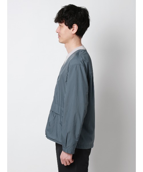 SUIT SQUARE（スーツスクエア）の「FLAT Vカラーアウター ウォッシャブル UVカット 軽量 ナイロンワッシャー 無地（その他アウター・メンズ・ブラック/ブルー・M/L）」の5枚目の写真