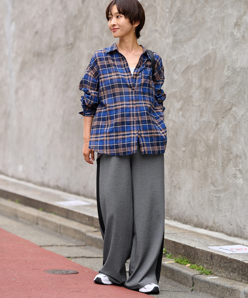 JOURNAL STANDARD relume（ジャーナルスタンダード　レリューム）の「《WEB限定追加》カットジャージーラインパンツ（その他パンツ・レディース・ブラウン/チャコールグレー・FREE）」の3枚目の写真