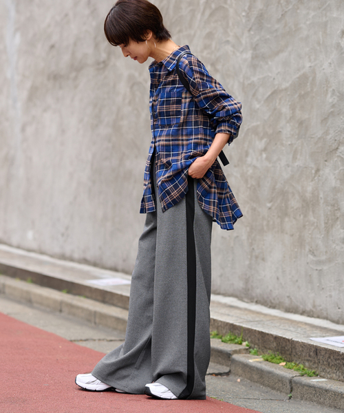 JOURNAL STANDARD relume（ジャーナルスタンダード　レリューム）の「《WEB限定追加》カットジャージーラインパンツ（その他パンツ・レディース・ブラウン/チャコールグレー・FREE）」の4枚目の写真