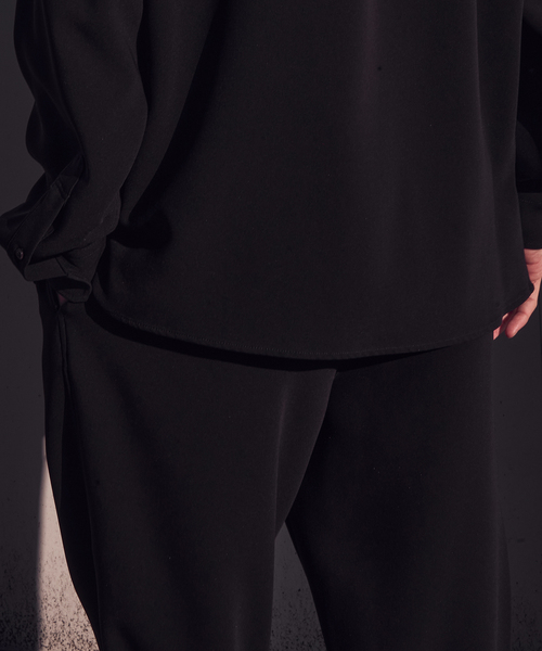 WISM（ウィズム）の「NAMELESSNESS / ネームレスネス triacetate Airy easy slacks（その他パンツ・メンズ・チャコールグレー/ブラック・3/2）」の3枚目の写真