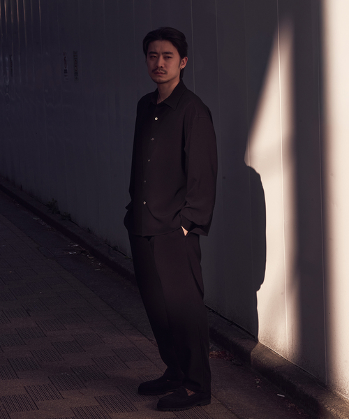 WISM（ウィズム）の「NAMELESSNESS / ネームレスネス triacetate Airy easy slacks（その他パンツ・メンズ・チャコールグレー/ブラック・3/2）」の4枚目の写真