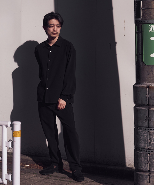 WISM（ウィズム）の「NAMELESSNESS / ネームレスネス triacetate Airy easy slacks（その他パンツ・メンズ・チャコールグレー/ブラック・3/2）」の5枚目の写真