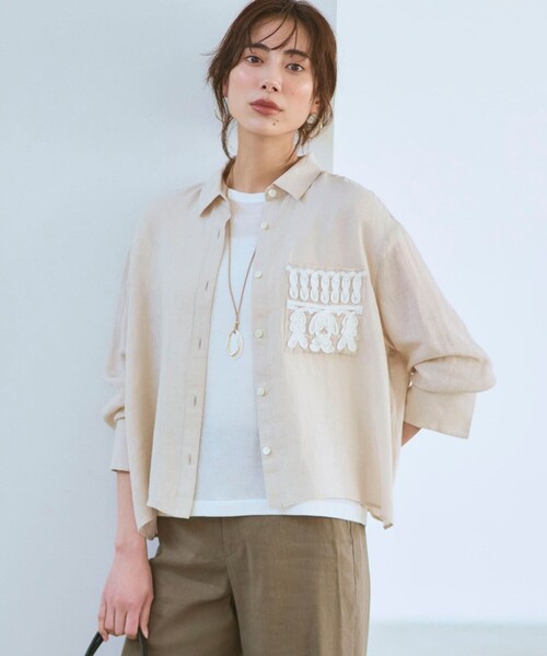 23区 S(ニジュウサンクチイサイサイズ)の「LIBECOリネン ポケット刺繍 クロップドシャツ(シャツ/ブラウス・レディース・スカイブルー系1/ベージュ系/オレンジ系/ブルー系/ピンク系1/ホワイト系・32)」の3枚目の写真