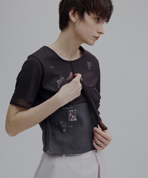 Ameri(アメリ)の「SHEER LAYERED GLIMMER GRAPHIC TEE(Tシャツ/カットソー・レディース・ブルー/チャコールグレー/ホワイト・MEDIUM/SMALL)」の4枚目の写真