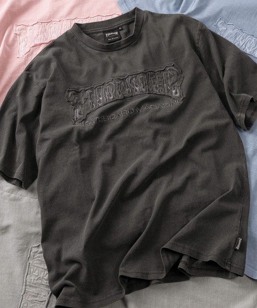 THRASHER(スラッシャー)の「【70】【THRASHER/スラッシャー】ピグメント加工 ブランドロゴ ダメージ アップリケ刺繍 クルーネックTシャツ(Tシャツ/カットソー・メンズ・サックスブルー/グレー/ピンク/ブラウン/チャコールグレー/ダークグレー・XL/L/M)」の1枚目の写真