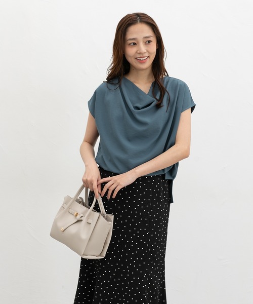 Honeys(ハニーズ)の「【ハニさら・接触冷感】ドレープネックブラウス(シャツ/ブラウス・レディース・ブルーグリーン/グレイッシュベージュ/モカ/ネイビー・L/LL/M/S)」の9枚目の写真
