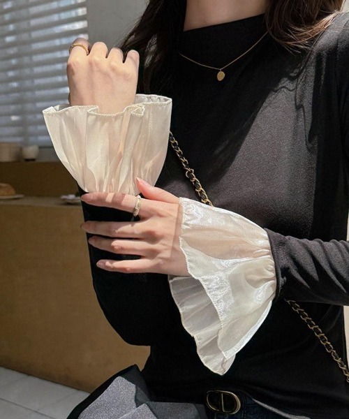Forcement（フォースメント）の「袖口フリルカフスが手元を華やかに見せるハイネックレイヤード調トップス（Tシャツ/カットソー・レディース・ブラック/ホワイト・FREE）」の4枚目の写真