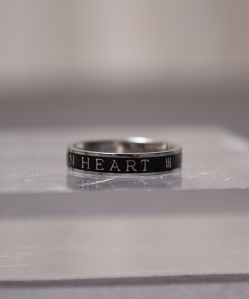 LION HEART(ライオンハート)の「LION HEART “LH-1”LION HEARTロゴリング(リング・メンズ・シルバー×ブラック・#21/#19/#17/#13/#15)」の3枚目の写真