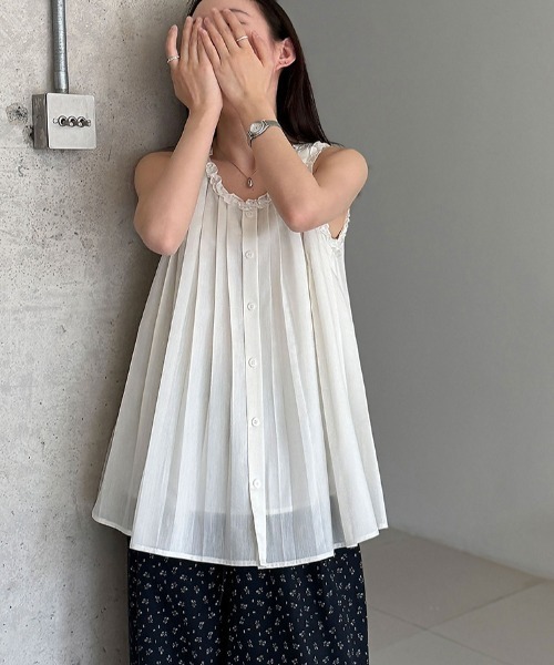 semplice(センプリチェ)の「フリルネック 前開き プリーツ ノースリーブブラウス(シャツ/ブラウス・レディース・ホワイト/イエロー/ブルー・F)」の7枚目の写真