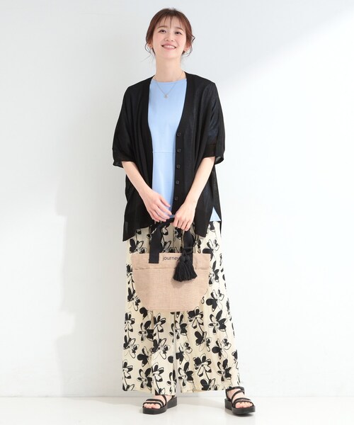 SHOO・LA・RUE(シューラルー)の「【洗濯機可/体型カバー】上品ラメがきらめく シアーポンチョ風カーディガン(カーディガン/ボレロ・レディース・グレー/オフホワイト/ブラック系7/ライトブルー/イエロー系その他・00)」の7枚目の写真