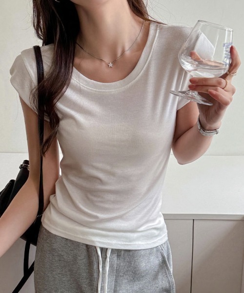 yuue' ( wear )（ユーイ）の「ワイドネックフレンチスリーブTシャツ（Tシャツ/カットソー・レディース・レッド/ホワイト/ブラック・FREE）」の7枚目の写真
