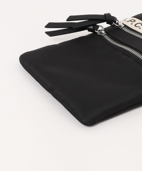 A.P.C.(アーペーセー)の「NECK POUCH REPEAT(ショルダーバッグ・メンズ・ブラック・ONESIZE)」の5枚目の写真