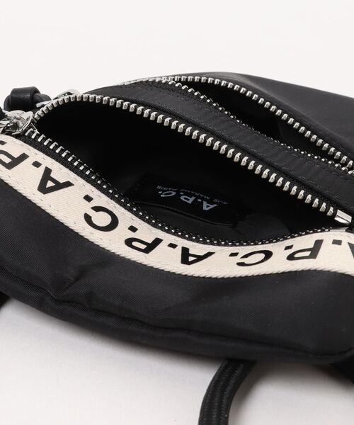 A.P.C.(アーペーセー)の「NECK POUCH REPEAT(ショルダーバッグ・メンズ・ブラック・ONESIZE)」の4枚目の写真