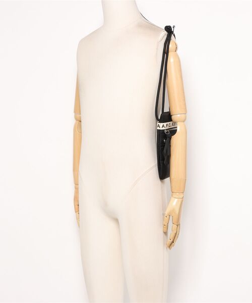 A.P.C.(アーペーセー)の「NECK POUCH REPEAT(ショルダーバッグ・メンズ・ブラック・ONESIZE)」の3枚目の写真