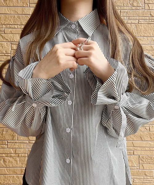 Nana(ナナ)の「2wayキャンディスリーブストライプシャツ(シャツ/ブラウス・レディース・ブルー/ブラック・FREE)」の2枚目の写真