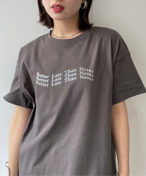 Meli rich(メリーリッチ)の「オーバーサイズロゴTシャツ(Tシャツ/カットソー・レディース・グレー系その他2/グレー系その他/ホワイト×シルバー/ホワイト×レッド/ホワイト×ブラック・FREE)」の1枚目の写真