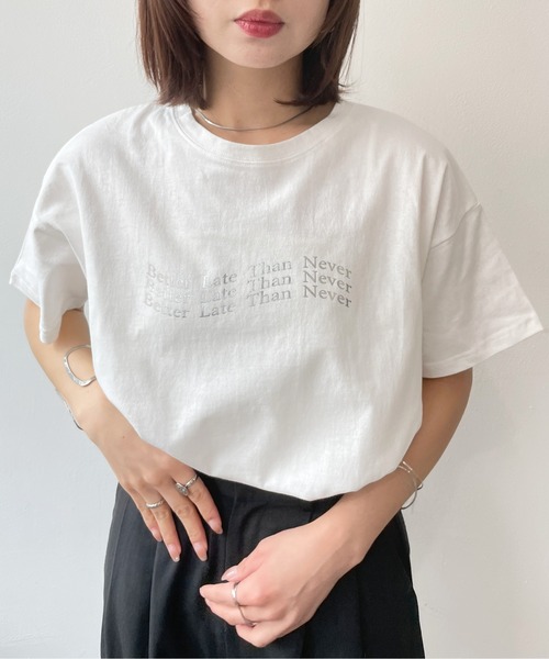 Meli rich(メリーリッチ)の「オーバーサイズロゴTシャツ(Tシャツ/カットソー・レディース・グレー系その他2/グレー系その他/ホワイト×シルバー/ホワイト×レッド/ホワイト×ブラック・FREE)」の4枚目の写真