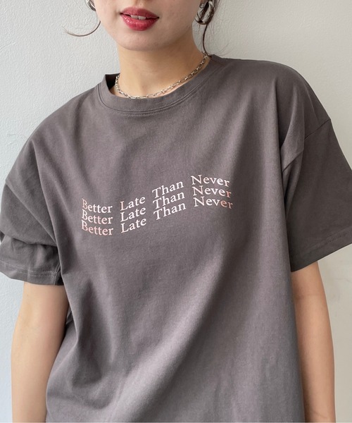Meli rich(メリーリッチ)の「オーバーサイズロゴTシャツ(Tシャツ/カットソー・レディース・グレー系その他2/グレー系その他/ホワイト×シルバー/ホワイト×レッド/ホワイト×ブラック・FREE)」の5枚目の写真