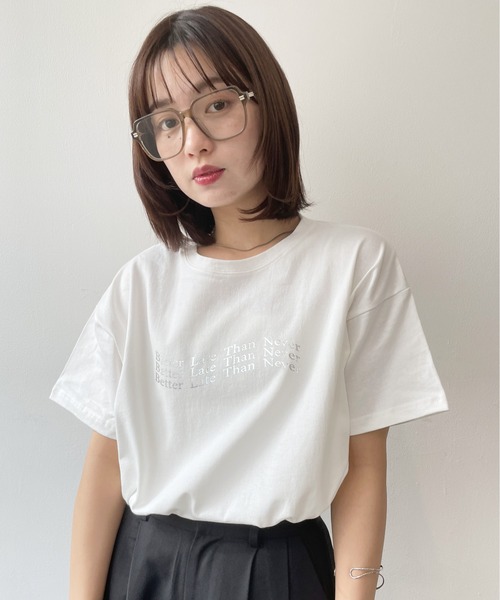 Meli rich(メリーリッチ)の「オーバーサイズロゴTシャツ(Tシャツ/カットソー・レディース・グレー系その他2/グレー系その他/ホワイト×シルバー/ホワイト×レッド/ホワイト×ブラック・FREE)」の11枚目の写真