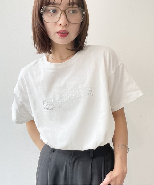 Meli rich(メリーリッチ)の「オーバーサイズロゴTシャツ(Tシャツ/カットソー・レディース・グレー系その他2/グレー系その他/ホワイト×シルバー/ホワイト×レッド/ホワイト×ブラック・FREE)」の12枚目の写真