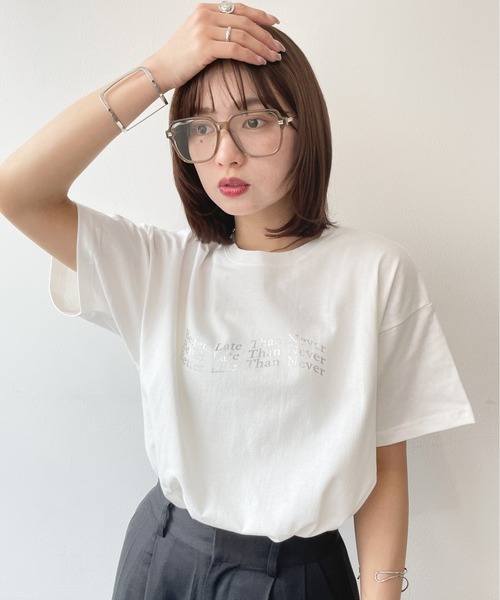 Meli rich(メリーリッチ)の「オーバーサイズロゴTシャツ(Tシャツ/カットソー・レディース・グレー系その他2/グレー系その他/ホワイト×シルバー/ホワイト×レッド/ホワイト×ブラック・FREE)」の13枚目の写真