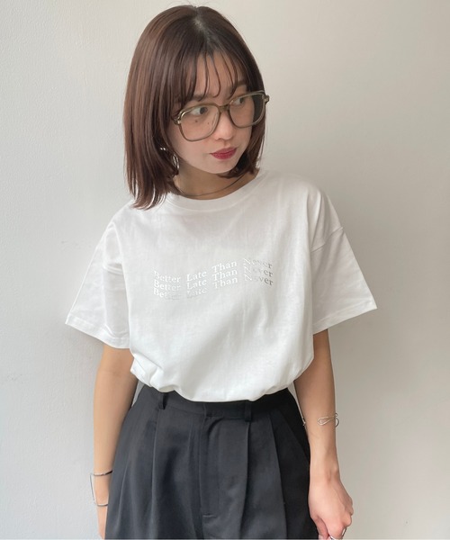 Meli rich(メリーリッチ)の「オーバーサイズロゴTシャツ(Tシャツ/カットソー・レディース・グレー系その他2/グレー系その他/ホワイト×シルバー/ホワイト×レッド/ホワイト×ブラック・FREE)」の14枚目の写真
