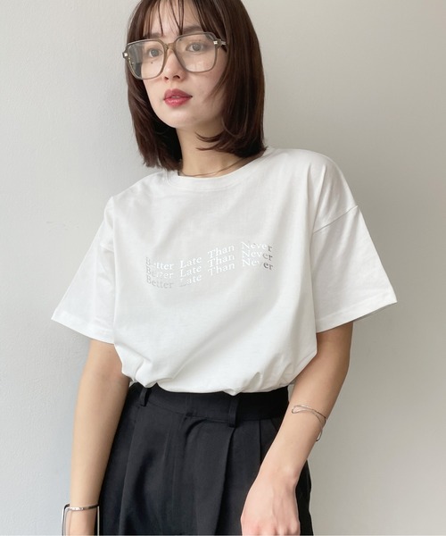 Meli rich(メリーリッチ)の「オーバーサイズロゴTシャツ(Tシャツ/カットソー・レディース・グレー系その他2/グレー系その他/ホワイト×シルバー/ホワイト×レッド/ホワイト×ブラック・FREE)」の15枚目の写真