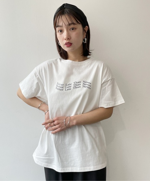 Meli rich(メリーリッチ)の「オーバーサイズロゴTシャツ(Tシャツ/カットソー・レディース・グレー系その他2/グレー系その他/ホワイト×シルバー/ホワイト×レッド/ホワイト×ブラック・FREE)」の6枚目の写真