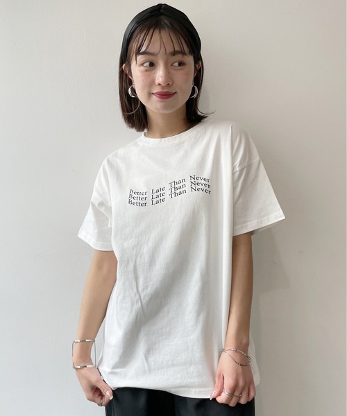 Meli rich(メリーリッチ)の「オーバーサイズロゴTシャツ(Tシャツ/カットソー・レディース・グレー系その他2/グレー系その他/ホワイト×シルバー/ホワイト×レッド/ホワイト×ブラック・FREE)」の7枚目の写真