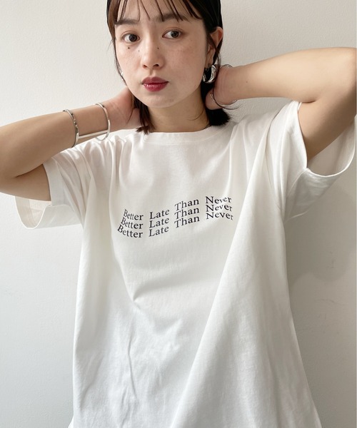 Meli rich(メリーリッチ)の「オーバーサイズロゴTシャツ(Tシャツ/カットソー・レディース・グレー系その他2/グレー系その他/ホワイト×シルバー/ホワイト×レッド/ホワイト×ブラック・FREE)」の8枚目の写真