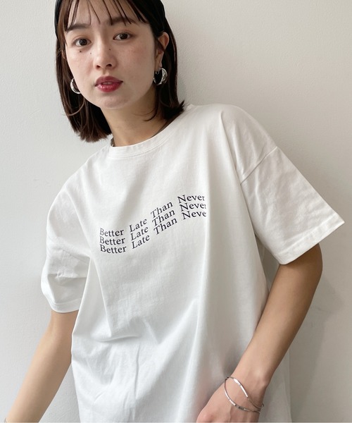 Meli rich(メリーリッチ)の「オーバーサイズロゴTシャツ(Tシャツ/カットソー・レディース・グレー系その他2/グレー系その他/ホワイト×シルバー/ホワイト×レッド/ホワイト×ブラック・FREE)」の9枚目の写真