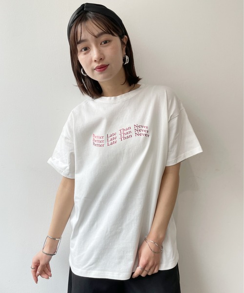 Meli rich(メリーリッチ)の「オーバーサイズロゴTシャツ(Tシャツ/カットソー・レディース・グレー系その他2/グレー系その他/ホワイト×シルバー/ホワイト×レッド/ホワイト×ブラック・FREE)」の18枚目の写真